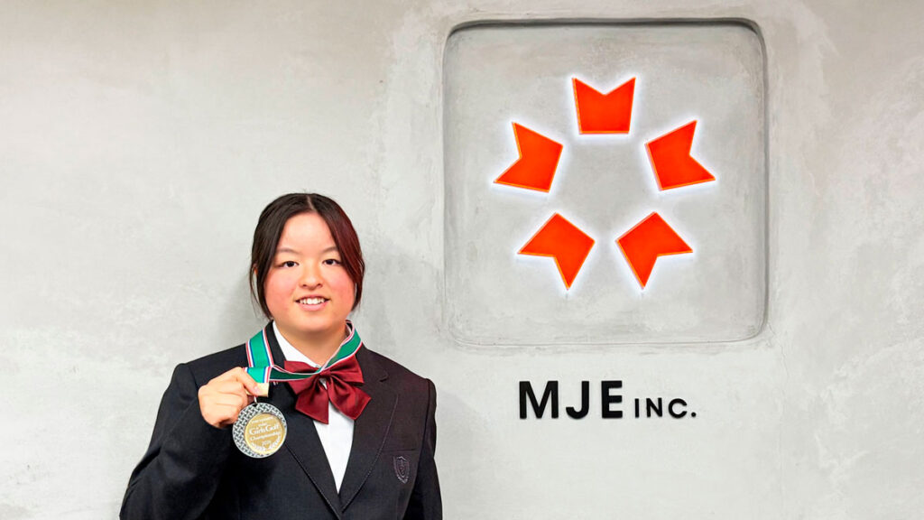 優勝報告をする福武采実選手