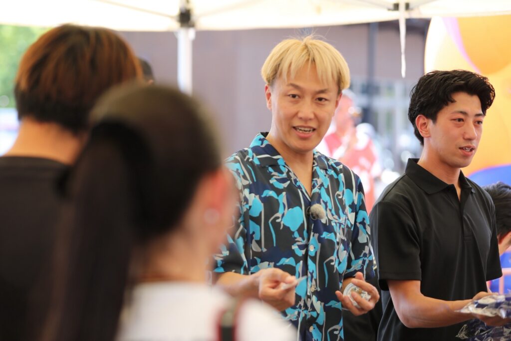 ステッカーをしんいちさんが直接手渡ししてくださる場面も　©NARACLUB
