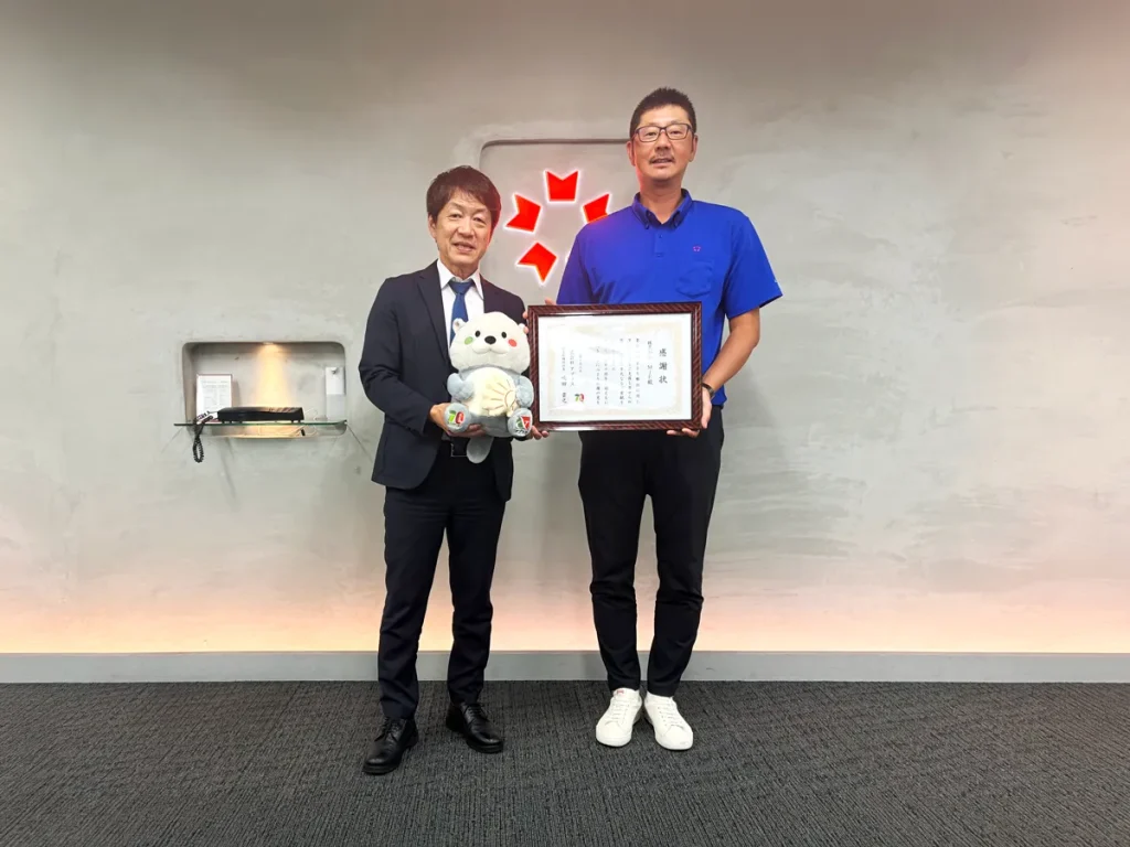 株式会社アプラス様より感謝状および記念品をいただきました